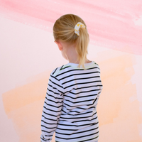 Klassisches Kinder Streifenshirt / Ringelshirt mit besticktem Logo in neon grün