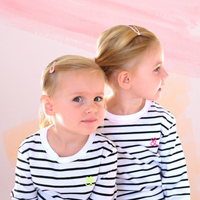 Klassisches Kinder Streifenshirt / Ringelshirt mit besticktem Logo in neon grün
