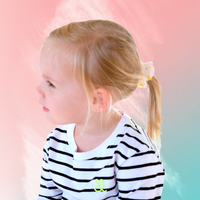 Klassisches Kinder Streifenshirt / Ringelshirt mit besticktem Logo in neon grün